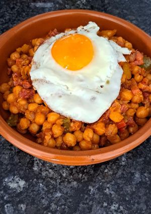 Una foto de Garbanzos fritos...!!!Con Pimientos, jamón, Bacon y huevo 🍳