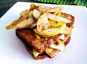 Una foto de Tostadas francesas con manzana y canela (400 cal aprox.)