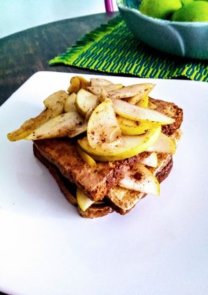 Una foto de Tostadas francesas con manzana y canela (400 cal aprox.)