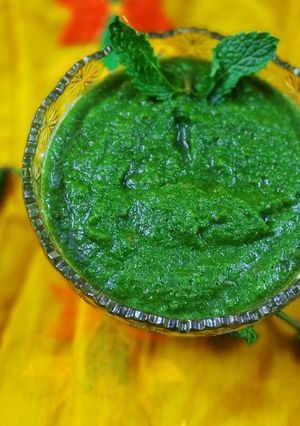 हरी चटनी (hari chutney recipe in Hindi) रेसिपी मुख्य फोटो