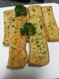 รูปของ ขนมปังกรอบเนยกระเทียม ด้วยหม้ออบลมร้อน