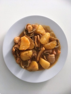Una foto de Cazuela de patatas con calamares a la marinera