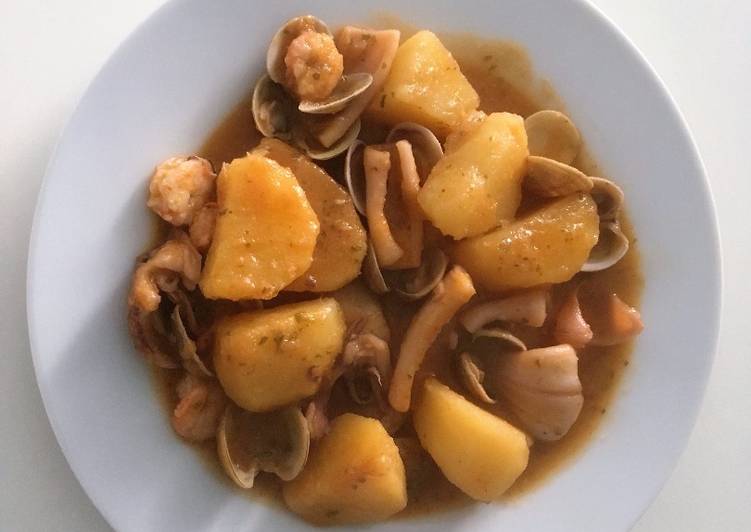Cazuela de patatas con calamares a la marinera