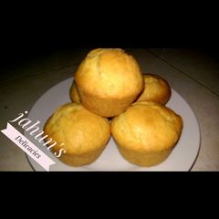 A picture of Vanilla Cup cakes(with out cake linners/papers).