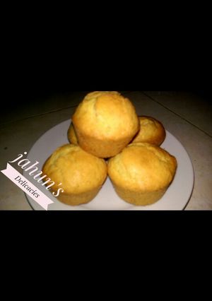 A picture of Vanilla Cup cakes(with out cake linners/papers).
