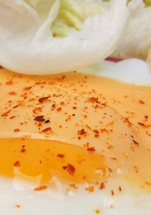Foto resep Sunny side up top with melted cheese and chili powder