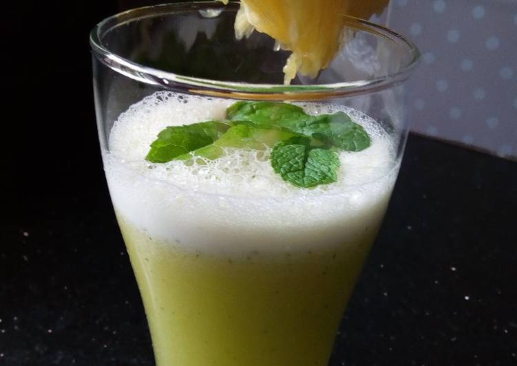 How to Prepare Homemade Pineapple Mint Juice