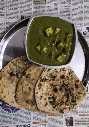 गार्लिक पराठा आणि पालक पनीर (garlic paratha ani palak paneer recipe in marathi) रेसिपी चे मुख्य फोटो 