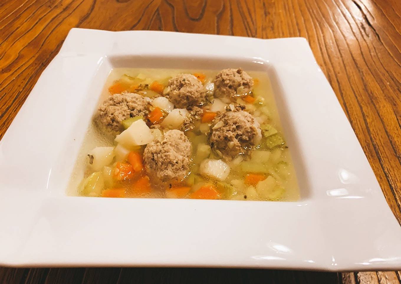 Sopa de verduras y albóndigas