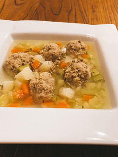 Una foto de Sopa de verduras y albóndigas