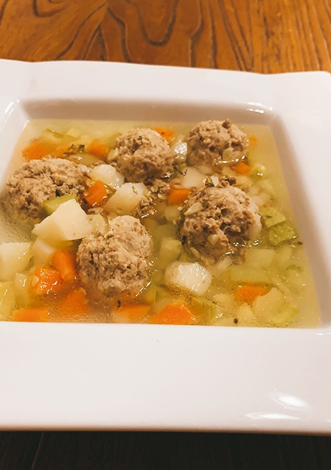 Una foto de Sopa de verduras y albóndigas