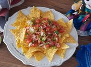 Una foto de pico de gallo nachos