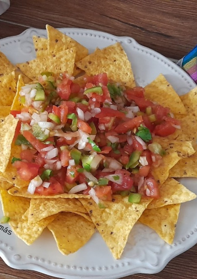 Una foto de Nachos con pico de gallo