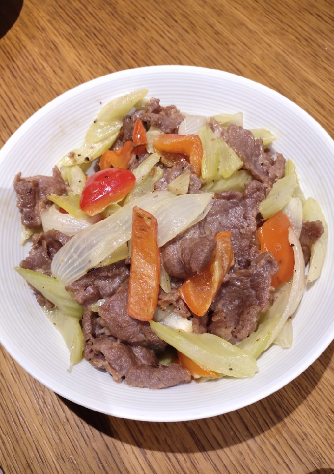 A picture of Sliced Beef with Celery.