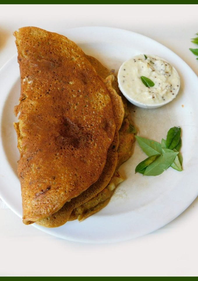 சுவையான கேரட் வெங்காய அடை(carrot onion adai recipe in tamil) செய்முறை முக்கிய புகைப்படம்