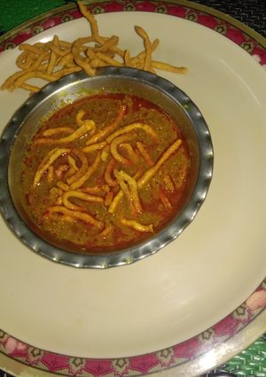 शेवभाजी (sev bhaji recipe in marathi) रेसिपी चे मुख्य फोटो