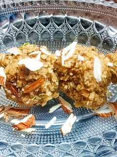 बची हुई रोटी के टेस्टी लड्डू (Left over roti laddu recipe in Hindi) रेसिपी मुख्य फोटो