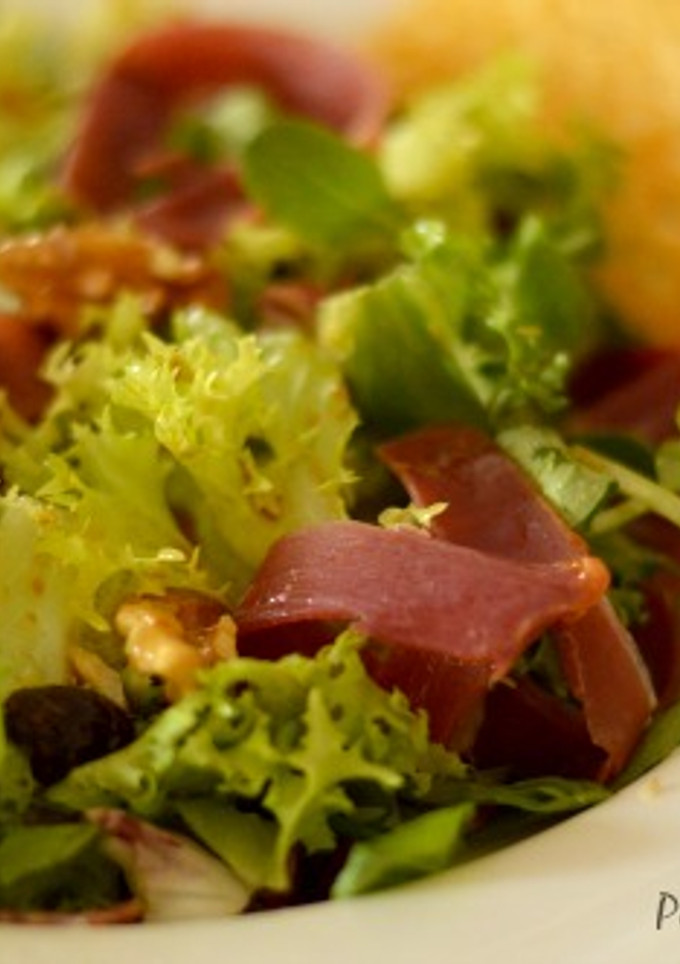 Una foto de Ensalada de jamón, nueces y pasas