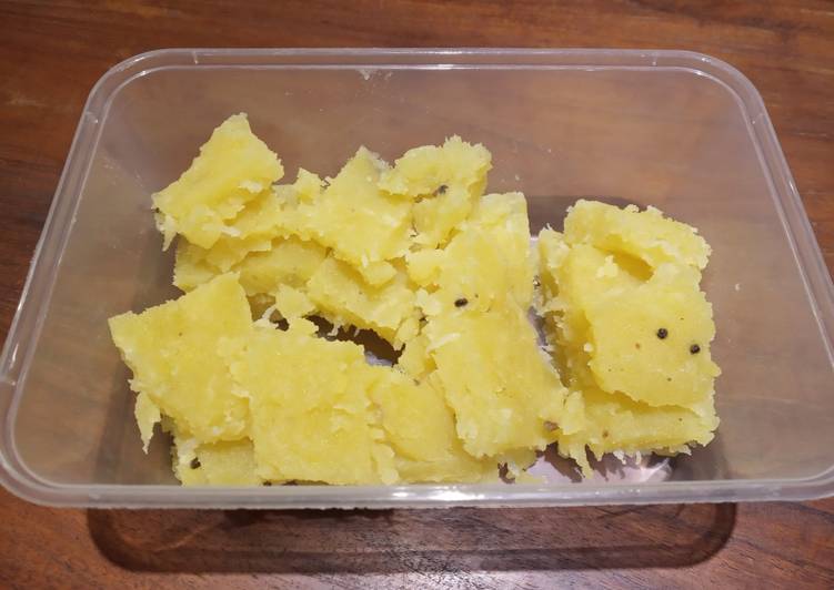 Batata Naralachi Wadi (Potato Coconut Barfi)