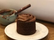 Una foto de mug cake crema de cacahuete