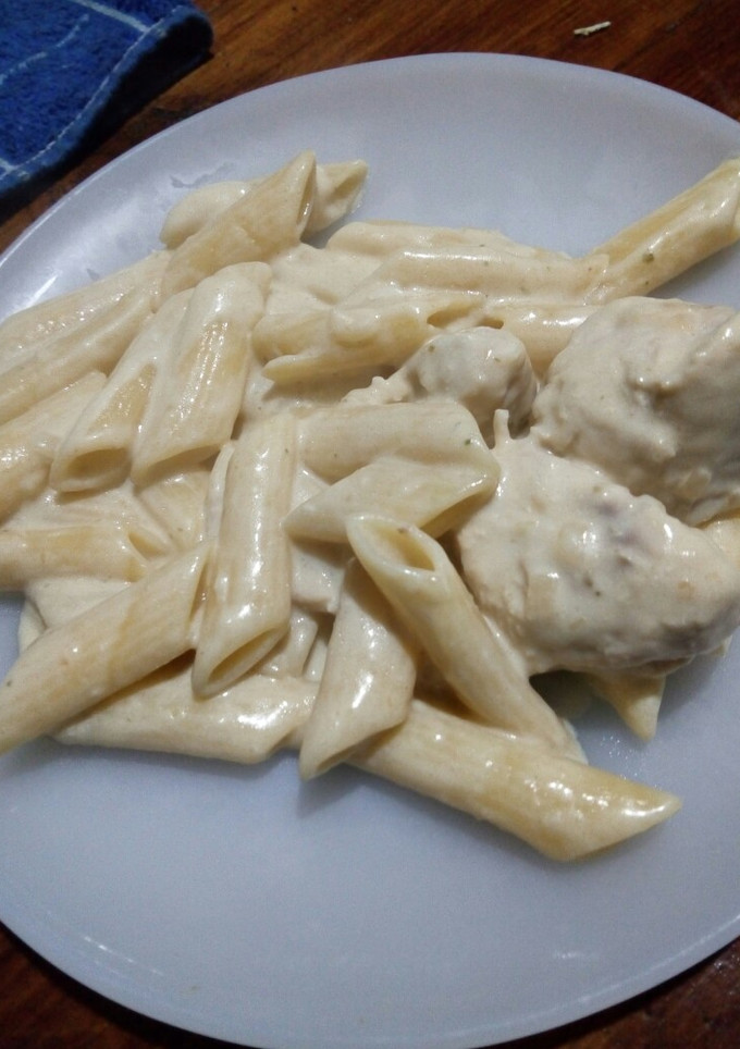 Una foto de Fideos con pollo y salsa blanca