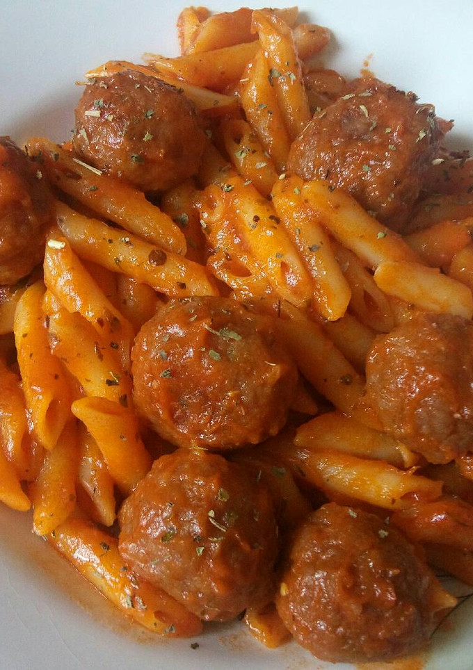 Una foto de Macarrones con albóndigas