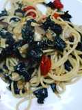 Spaghetti con cavolo nero croccante, pomodorini e porcini