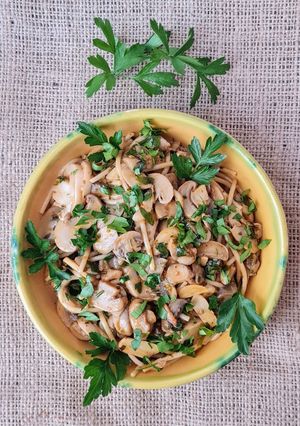 Una foto de Spaghetti con mucho perejil y champiñones de lata 🍝 🌱🍄