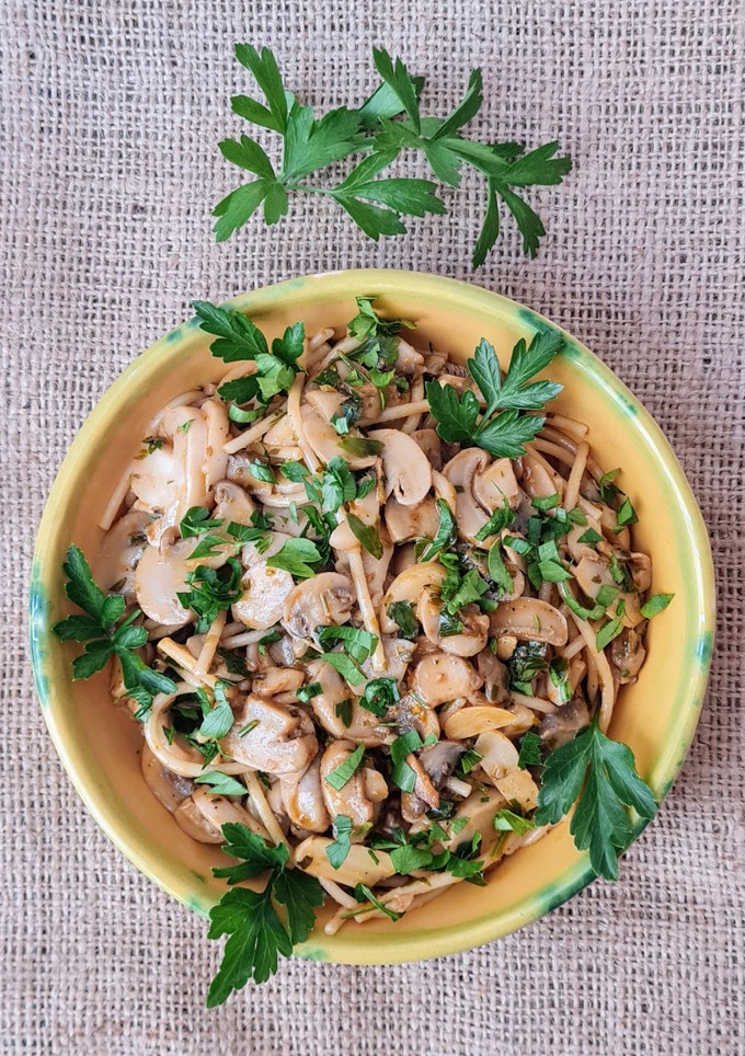 Una foto de Spaghetti con mucho perejil y champiñones de lata 🍝 🌱🍄