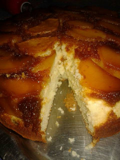 Una foto de Torta invertida de manzana y pera facilísima