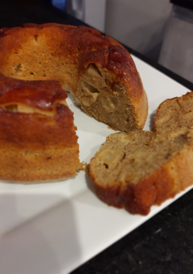 Una foto de 2 da opción de budín integral con manzanas 🍏y caramelo 😍
