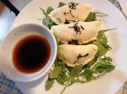Una foto de gyozas orientales