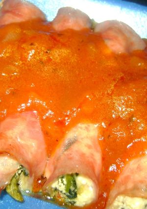 Una foto de Rollos de jamón y queso tipo canelones rellenos con espinacas y ricota