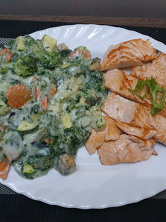 Una foto de Salmón, con variado de verduras, queso y bechamel
