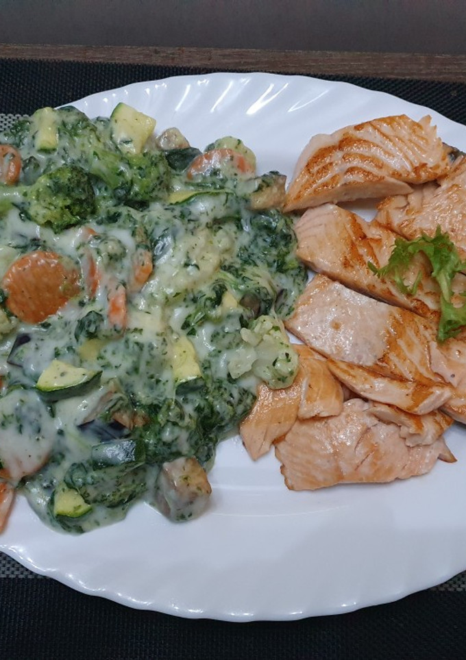 Una foto de Salmón, con variado de verduras, queso y bechamel