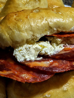 Una foto de PAN BLANDITO De Cebolla con Chorizo Español y Queso Crema...!