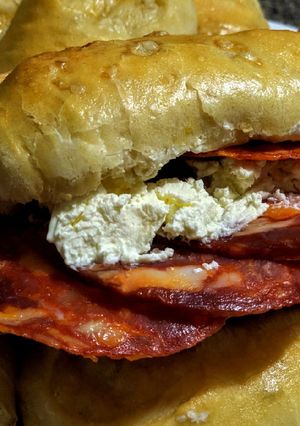 Una foto de PAN BLANDITO De Cebolla con Chorizo Español y Queso Crema...!