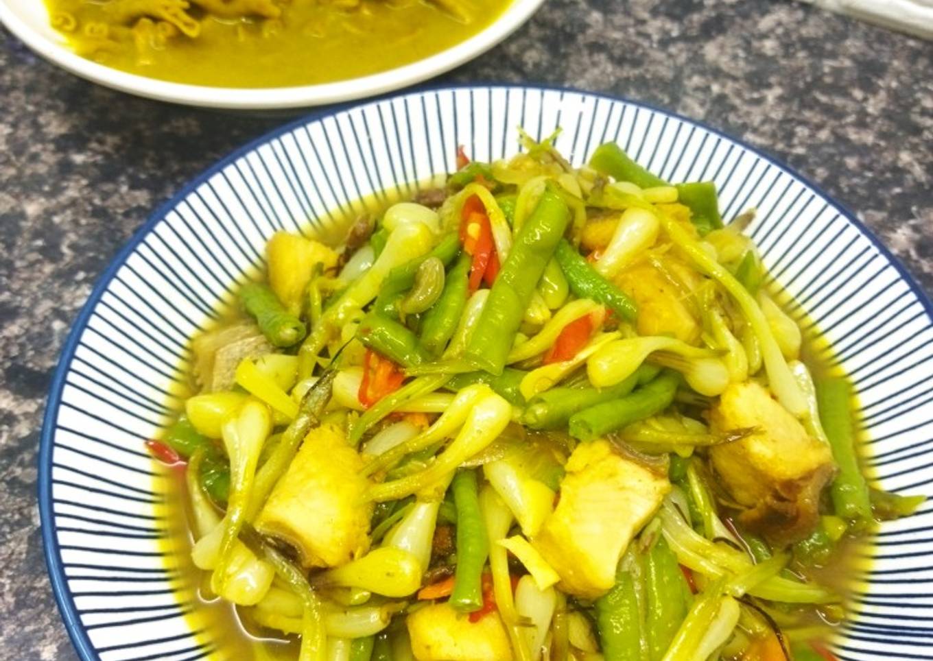 Tumis lekio ikan asin jambal/gabus (bawang Batak/lengkio)