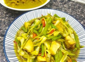 Foto resep Tumis lekio ikan asin jambal/gabus (bawang Batak/lengkio)