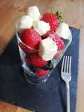 Helado de panna cotta con frutas de verano