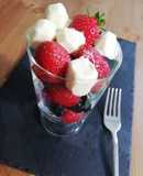 Helado de panna cotta con frutas de verano