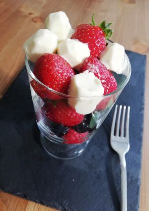 Una foto de Helado de panna cotta con frutas de verano