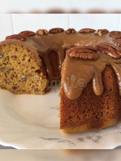 Una foto de Rosca de Bizcocho de Calabaza con Nueces y Glaseado de Panela