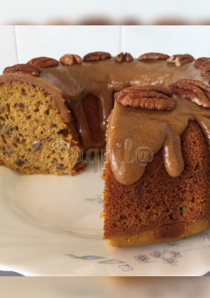 Una foto de Rosca de Bizcocho de Calabaza con Nueces y Glaseado de Panela