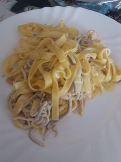 Una foto de Pasta con gambas, gulas y nata