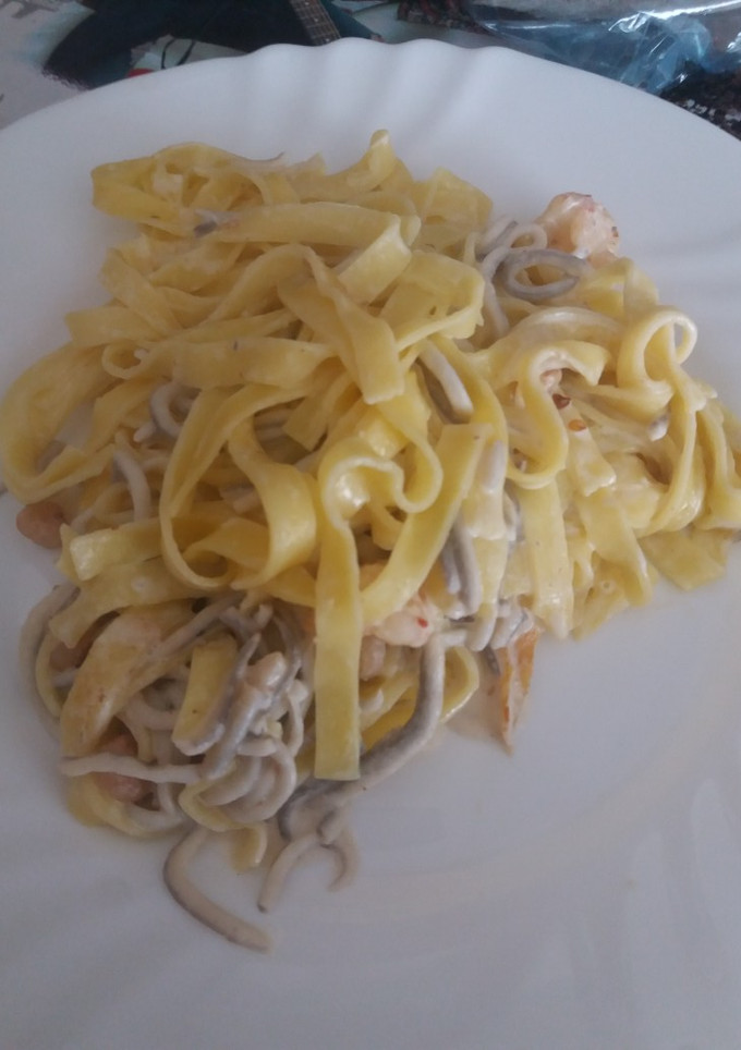 Una foto de Pasta con gambas, gulas y nata