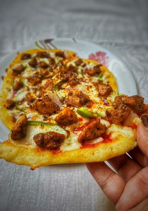 A picture of Chicken kebabs pizza.