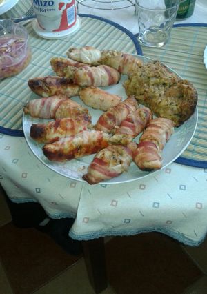 Töltött csirkemell becon szalonnába tekerve recept fotója