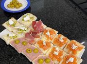 Una foto de canapé fácil de salmón