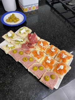 Una foto de Bandeja de Canapés Variados (Muy Fáciles) Salmón, aguacate y sobras